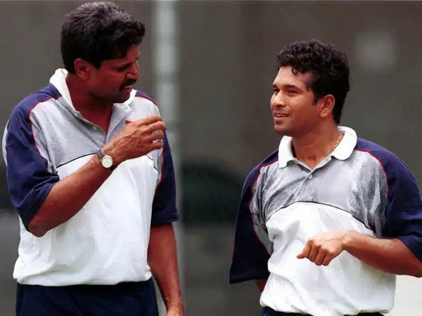 Kapil Dev with Sachin Tendulkar (Photo/Sachin Tendulkar-Twitter)