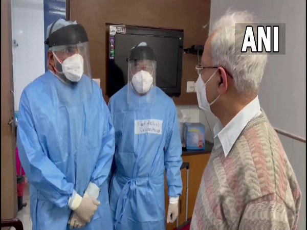 Union Health Minister meeting heathcare workers infected with COVID-19 (Photo/ANI)