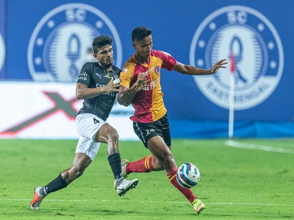 Mumbai City FC and SC East Bengal players in action (Photo: Twitter/ISL)