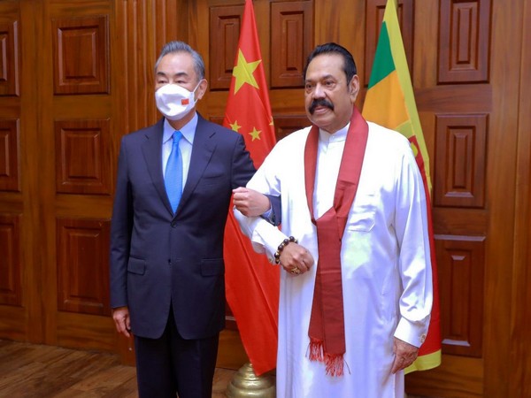 Chinese Foreign Minister Wang Yi meets with Sri Lankan Prime Minister Mahinda Rajapaksa (Photo/@PresRajapaksa)