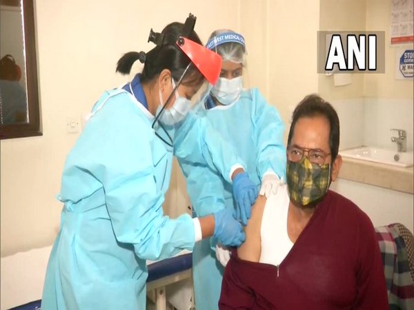 Union Minister Mukhtar Abbas Naqvi being administered precaution dose of COVID-19 vaccine in Delhi on Tuesday. [Photo/ANI]