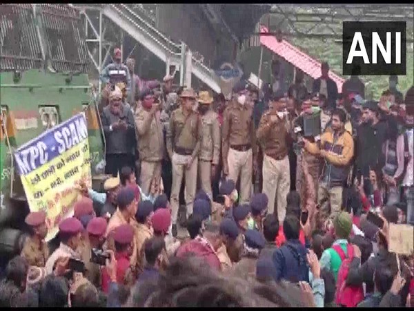 Visuals of the students' protest at Patna railway station (Photo:ANI)