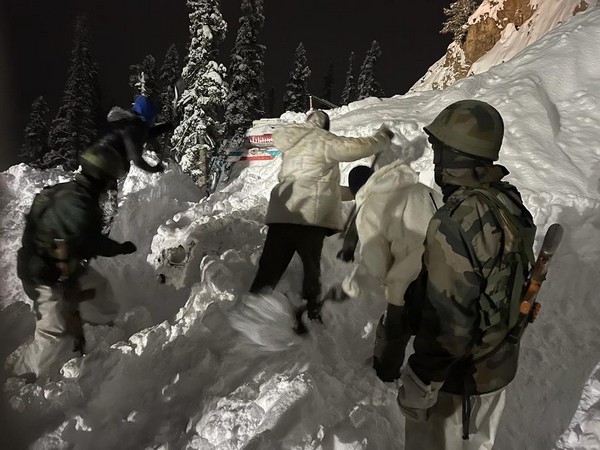 Army rescues civilians stuck in avalanches 