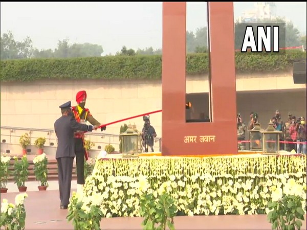 Visuals of the merger of Amar Jawan Jyoti at India Gate with flames of National War Memorial (Photo:ANI)