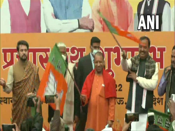 Union Minister Anurag Thakur, Chief Minister Yogi Adityanath and other BJP leaders flag off election campaign Rath. (Photo/ANI)