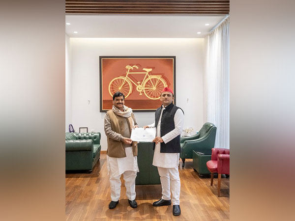 Pragatisheel Samajwadi Party (Lohiya) chief Shivpal Singh Yadav, Samajwadi Party Akhilesh Yadav (Photo:ANI)