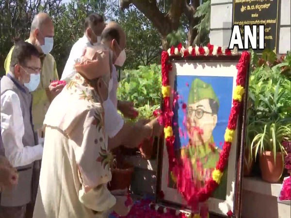 Karnataka CM Basavaraj Bommai paying tribute to Subhas Chandra Bose on his birth anniversary (Photo/ANI)