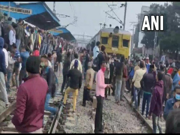 Jute Mill workers block train over 'temporary work suspension' in West Bengal's Bhatpara (Photo:ANI)