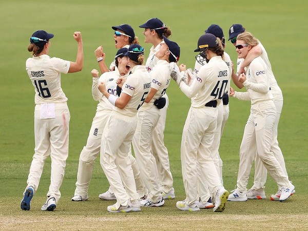 England Women's Team (Photo: Twitter/Heather Knight)
