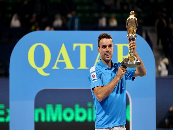 Spain's Roberto Bautista Agut with Qatar Open trophy (Photo: Twitter/ATP Tour-Qatar Tennis)