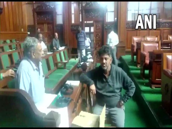 Protest of Congress leaders inside the Karnataka Assembly (Photo:ANI)