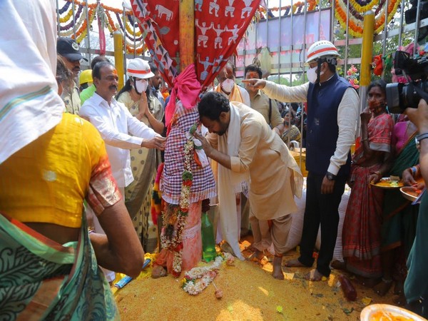 Union minister, G kishan Reddy in Sammakka Saralamma Jatara, tribal festival. (Source: Twitter) 