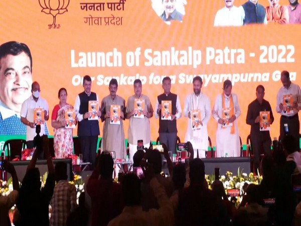BJP releases manifesto for Goa (Photo: Twitter/Nitin Gadkari) 