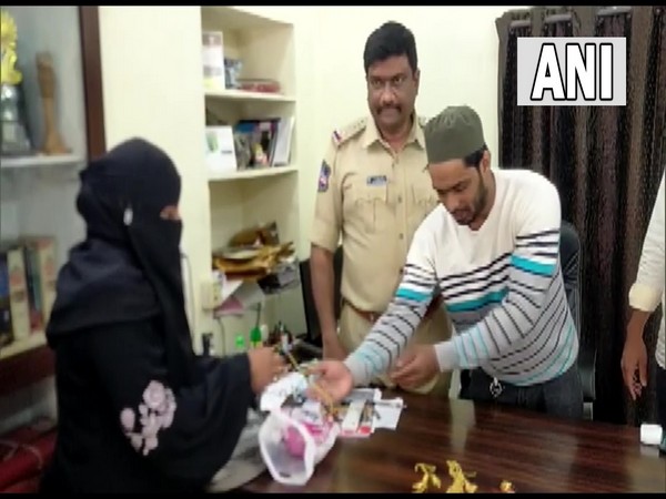 Syed Zakir, Auto driver, returning gold to owner (Photo/ANI)