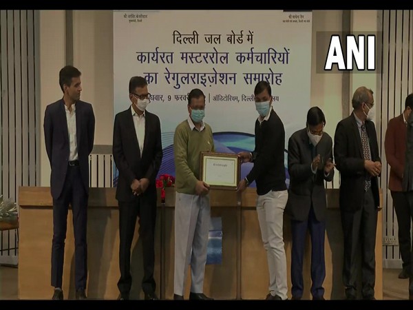 Delhi CM handsover permanent service certificate to contractual employe (Photo/ANI) 