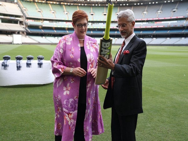 External Affairs Minister Dr S Jaishankar presented Australian Foreign Minister Marise Payne with a bat signed by Virat Kohli (Twitter: Jaishankar)