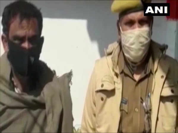 The accused, Alim (L) with a police personnel. (Photo/ANI)
