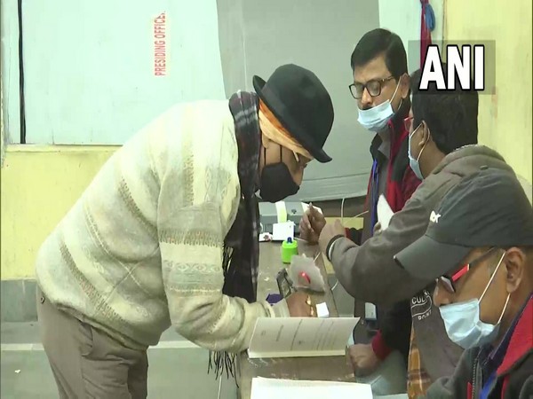 People cast their votes at Bidhannagar Govt. High school after thermal checking and sanitization (Photo/ANI)
