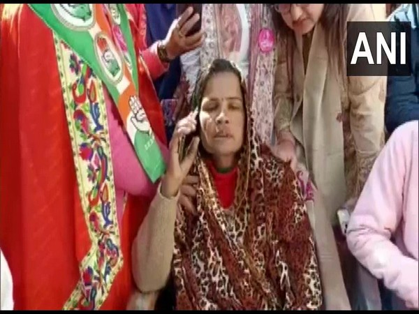 Priyanka Gandhi speaks to Unnao 22-year deceased's mother over phone (Photo:ANI)