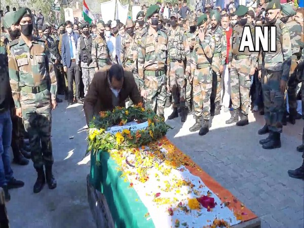 MoS Jitendra Singh laying wreath to rifleman Arun Kattal. (Photo/ANI)