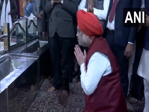 Amit Shah offering prayers at Golden Temple, Amritsar on Sunday. [Photo/ANI]