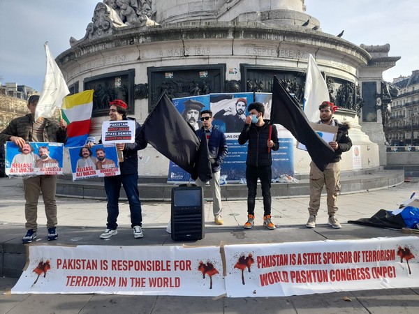 Pashtuns in exile in Paris hold anti-Pakistan protests (Twitter: Pakistani Journalist Taha Siddiqui)