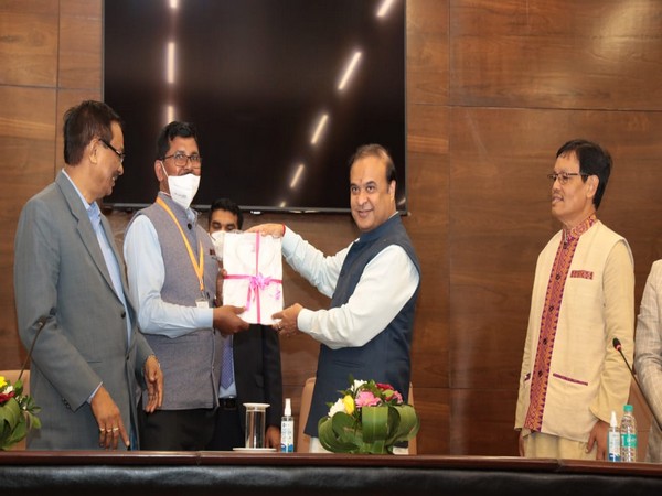 Assam CM Himanta Biswa Sarma distributing khadi garments. (Photo Credit: Twitter@himantabiswa)