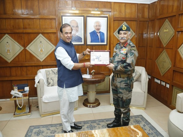 Eastern Army Commander interacts with Assam CM Himanta Biswa Sarma (Picture courtesy: @easterncomd)