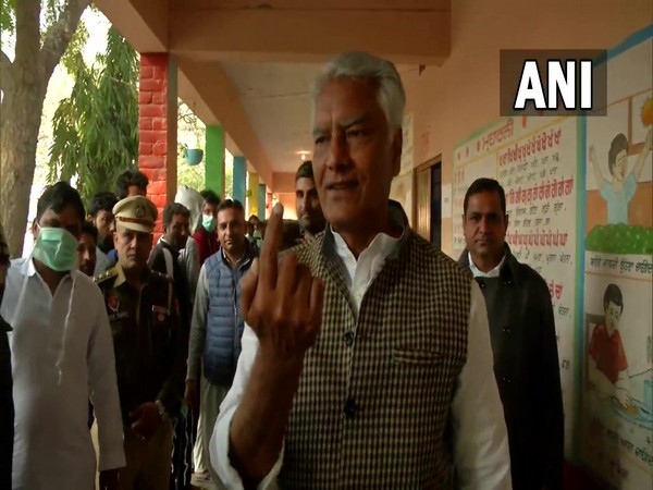 Congress leader Sunil Jakhar casts his vote (Photo/ANI)
