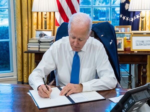 Biden signed Executive order to prohibit new investment, trade in Ukraine breakaway regions (Twitter: Joe Biden)