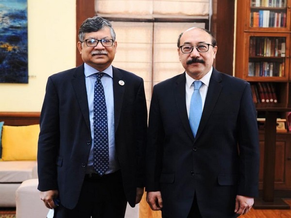 Foreign Secretary Harsh Vardhan Shringla with his Bangladesh counterpart Momen (Photo Credit: Twitter/MEA)