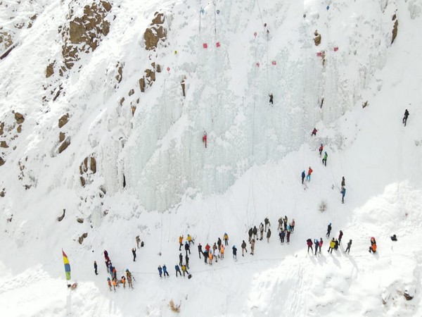 A visual from the ice wall climbing competition. (Photo/@ITBP_official)