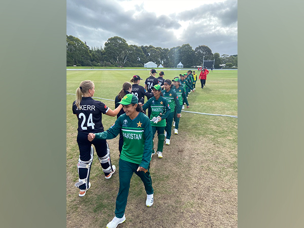 New Zealand and Pakistan women's cricket team (Image: White Ferns' Twitter)