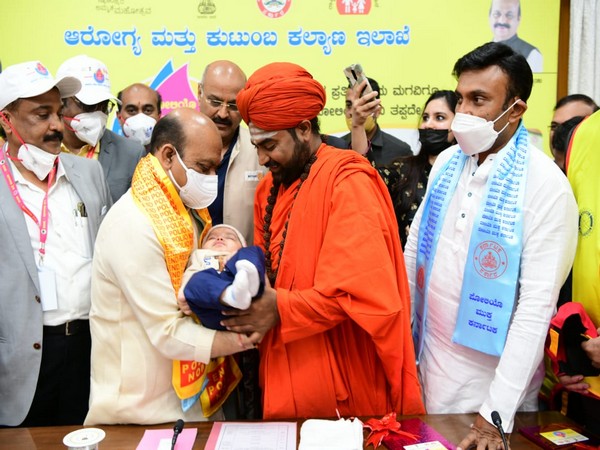 Karnataka CM Basavaraj Bommai poses with Vachanananda Swami and others at Polio campaign. (Photo: Twitter)