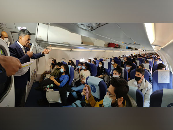 Union Minister RK Singh welcoming Indian students who were evacuated from Ukraine.  (Photo credit: Twitter@RajKSinghIndia)