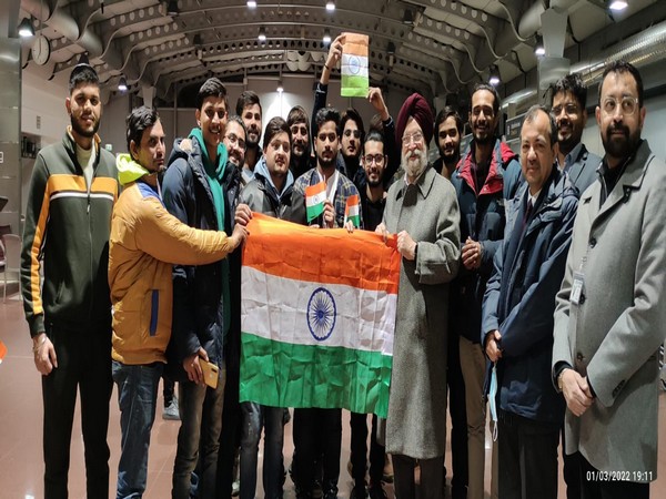 Union Minister Hardeep Singh Puri with Indian students at Budapest airport 