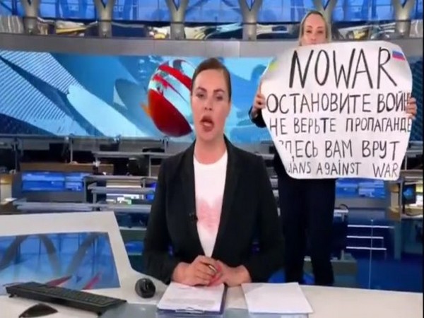 Russian state TV interrupted by 'no war' protest (Photo Twitter/ @KyivIndependent)