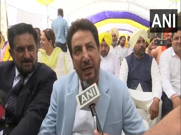 Punjabi singer Gurdas Mann in Khatkar Kalan. (Photo/ANI)
