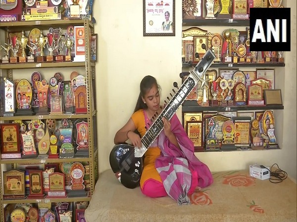 17-year old Akansha Puranik from Kalaburagi playing sitar. (Photo/ANI)
