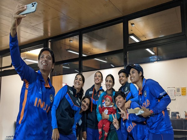 Indian team posing with Bismah Maroof's daughter, Fatima (Photo/ICC-Twitter)