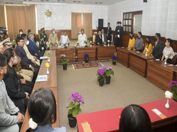 M Venkaiah Naidu interacts with group of students (Picture courtesy: @VPSecretariat) 