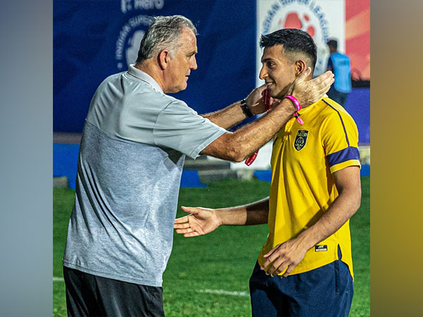 Owen Coyle and Sahal Samad (Photo: Twitter/ISL)