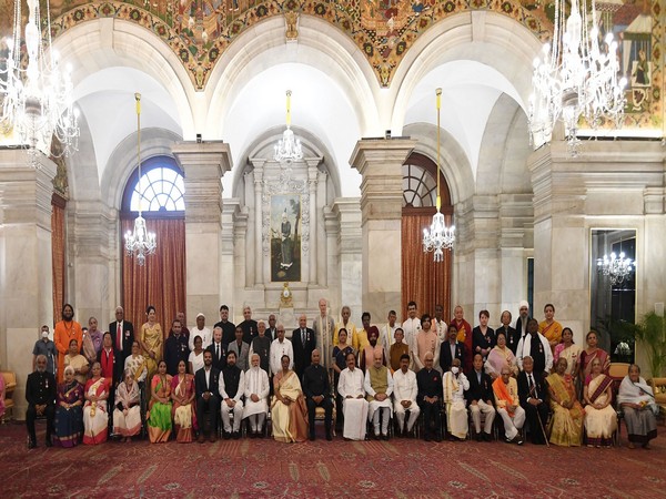 Group photo of Padma awardees along with PM Modi, President Ram Nath Kovind and others (Photo/Twitter)