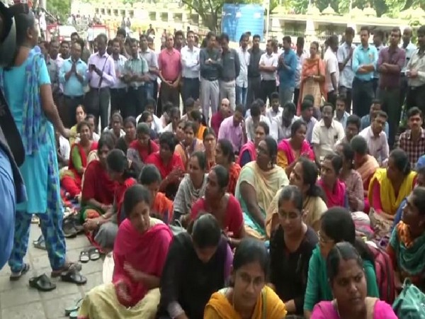 The doctors affiliated with FOGDA continued their indefinite strike for the fifth day in Tamil Nadu.