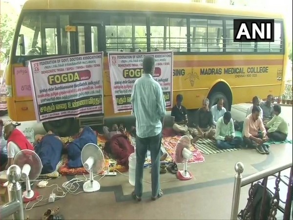 The doctors of FOGDA continued their indefinite strike in Rajiv Gandhi Hospital, Chennai for the third day.