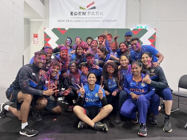 Team India celebrating Holi (Photo/BCCI Women-Twitter)