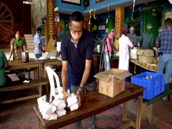 Volunteers packing food for distribution. Photo/ANI