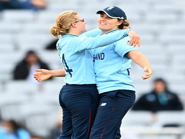 Nat Sciver with Brooke Halliday (Photo/ICC-Twitter)