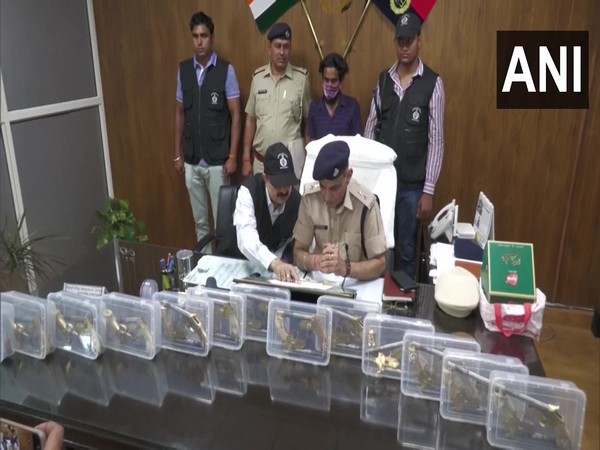 Arrested accused and seized arms (Photo/ANI)