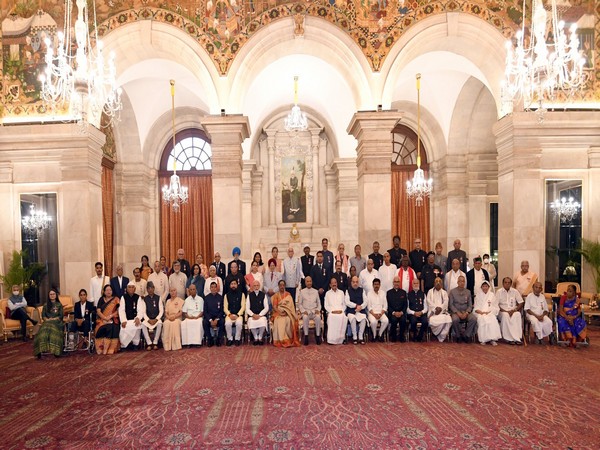 Group photo of Padma awardees along with PM Modi, President Ram Nath Kovind and others (Photo/Twitter)